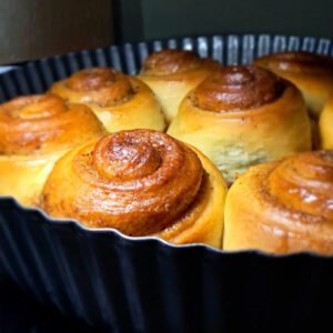 Classic cinnamon rolls (sugar glazed)