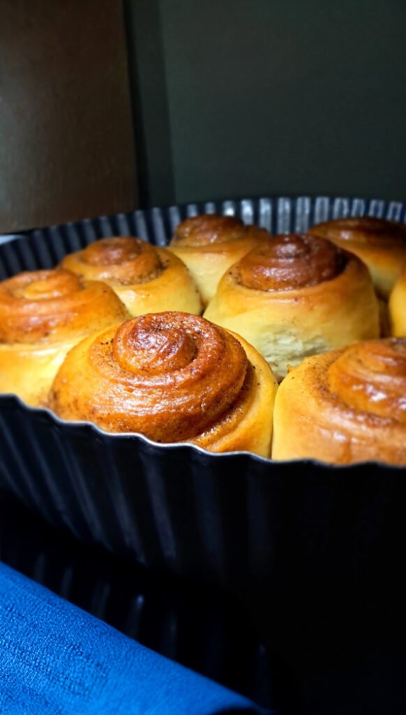 Classic cinnamon rolls (sugar glazed)