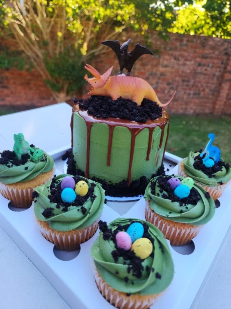 Themed Bento cake with 5 cupcakes